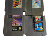quatre cartouches de jeux Nintendo empilées les unes sur les autres