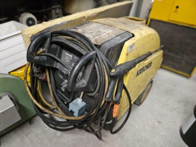 une machine jaune qui est garée dans le garage