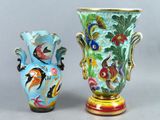 deux vases posés l'un à côté de l'autre sur une table