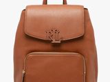 un sac à dos en cuir marron muni d'une fermeture à glissière et d'une petite poche à l'avant