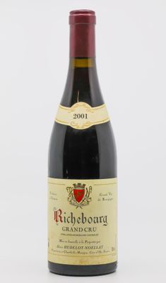 la bouteille de vin est posée sur une surface blanche
