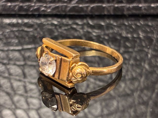 Bague en or 18 carats 750 millièmes à décor d’une pierre blanche ...