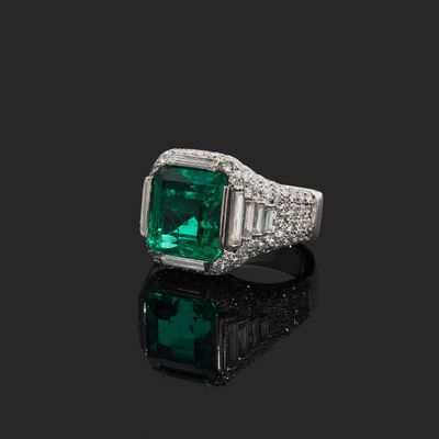 une bague en émeraude et diamant