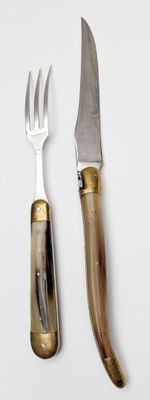 LAGUIOLE Service à découper à manche en corne.