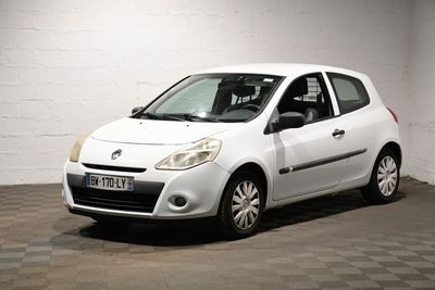 la photo d'une petite voiture blanche garée dans un garage