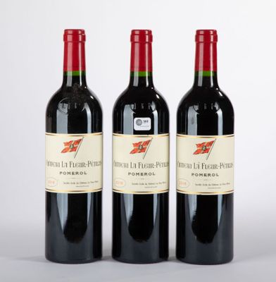 trois bouteilles de vin rouge posées côte à côte sur une table