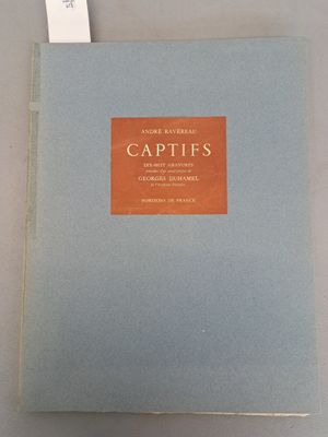 un livre muni d'une étiquette, posé sur une table