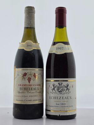deux bouteilles de vin posées l'une à côté de l'autre sur une table
