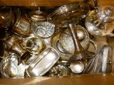 une boîte remplie d'argent et d'argenterie