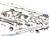de nombreux types de colliers et de bracelets sur la table