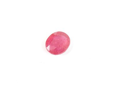 des rubis roses sur fond blanc