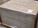 de nombreux cartons empilés sur le sol