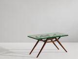 une table basse en verre avec des pieds en bois et un plateau en verre