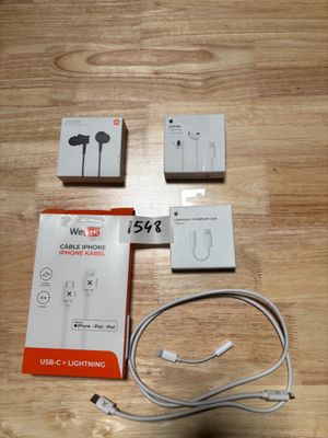 1548// lot composé de deux écouteurs dont un Apple et 4 cabl…