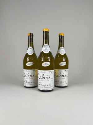 trois bouteilles de vin posées l'une à côté de l'autre sur une table
