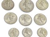 six types différents de pièces d'argent sont représentés sur un fond blanc