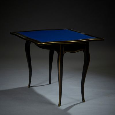 une image représentant une petite table avec un plateau en verre bleu