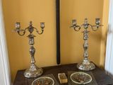 deux bougies en argent posées sur une table dans une pièce