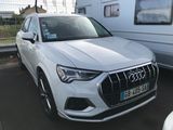 un SUV blanc garé à côté d'une remorque sur un parking
