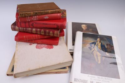 plusieurs livres sont empilés sur une table