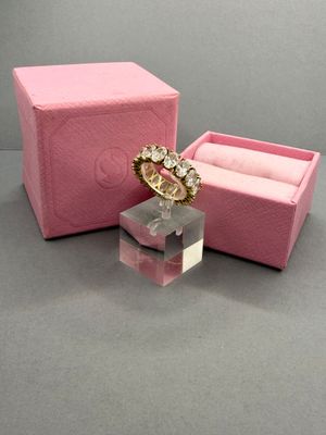 une boîte rose contenant une bague et une boîte rose contenant une bague