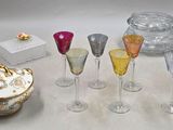 de nombreux verres à vin posés les uns à côté des autres sur une table