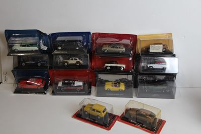 un grand nombre de petites voitures posées sur une table