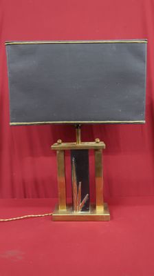 une lampe posée sur une table sur laquelle se trouve un tableau noir