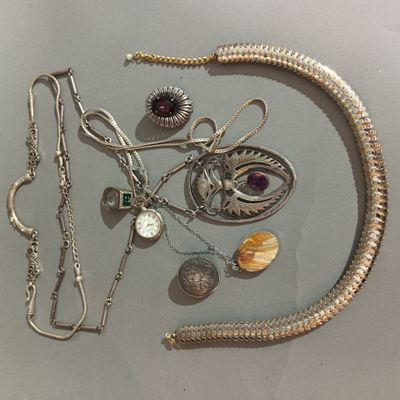 beaucoup de bijoux posés sur la table