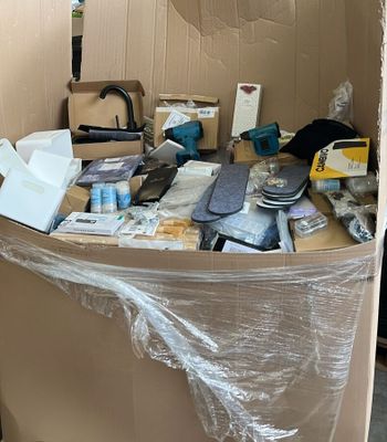 une boîte en carton remplie d'objets hétéroclites sur une table