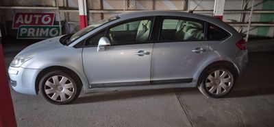 une voiture argentée garée dans un garage