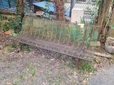 un banc en métal posé au milieu d'une cour