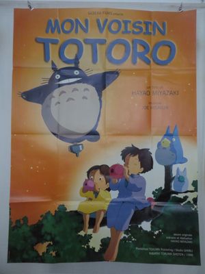 affiche du film « Totoro » montrant Totoro volant dans le ciel avec un groupe d'enfants
