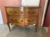 une commode en bois surmontée d'un tiroir