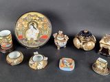 un grand nombre d'objets différents posés sur une table