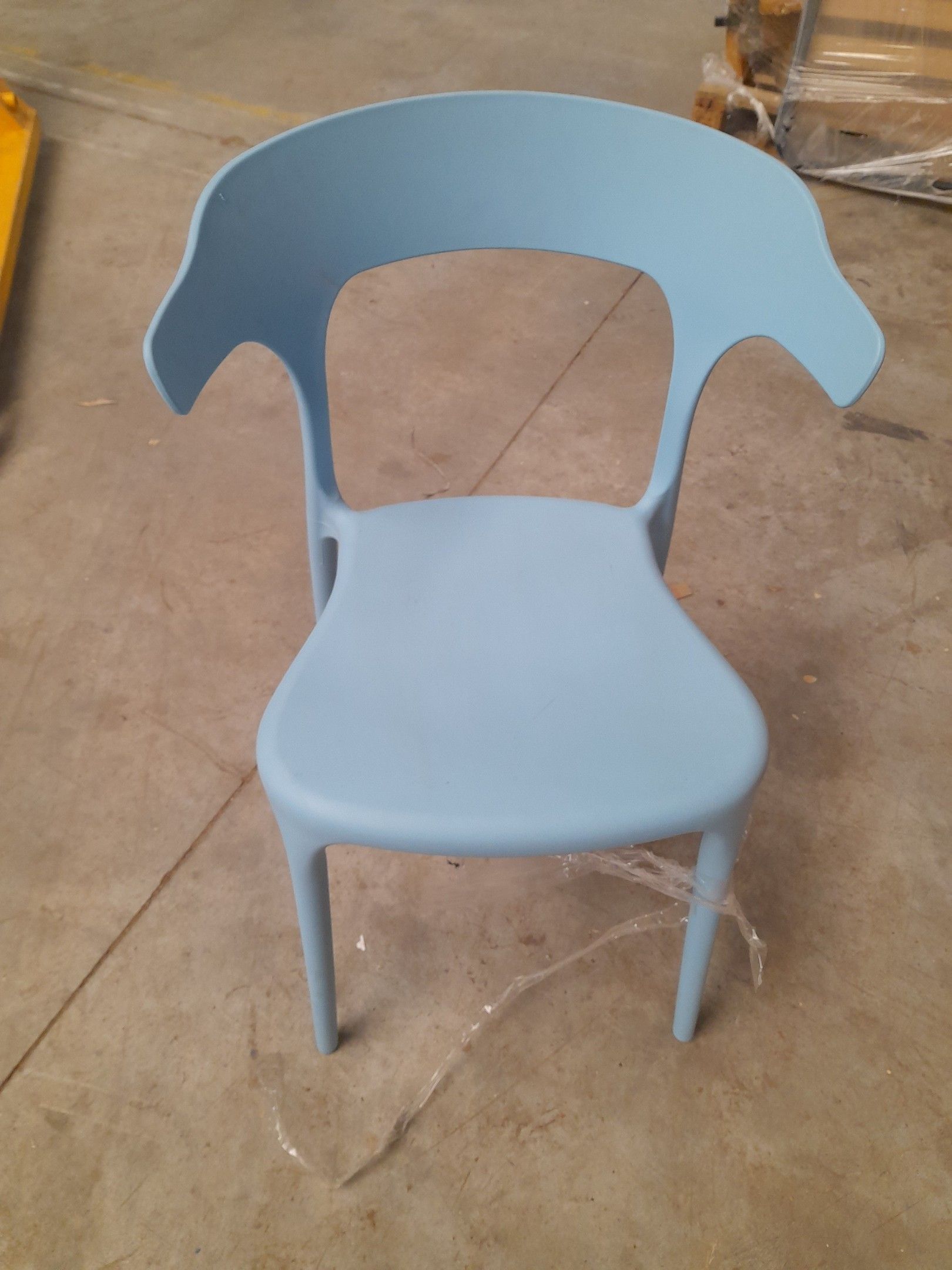 1 LOT DE 5 CHAISES BLEUES ENFANTS (PLASTIQUE) PRIX UNITAIRE CONSTATE 14,99 € SOIT ENVIRON 75€ LE LOT