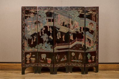 un paravent orné d'une peinture, placé devant un mur