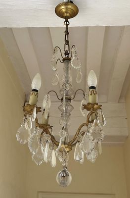 un lustre suspendu au plafond d'une pièce