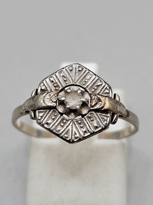 une bague ancienne en argent sertie d'un diamant au centre