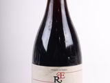 bouteille de vin rouge sur fond blanc sur fond blanc