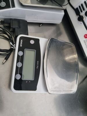 Plusieurs appareils électroniques sont posés les uns à côté des autres sur une table.