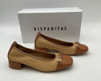 une paire de chaussures marron et beige, avec une boîte en arrière-plan