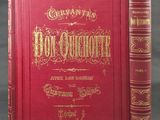 un livre rouge aux lettres dorées posé sur une table