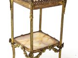 une petite table avec un plateau en marbre posée sur un piédestal
