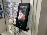 un téléphone portable accroché au mur à côté de la porte