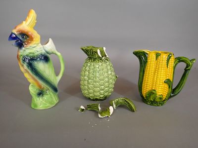 trois vases différents placés les uns à côté des autres