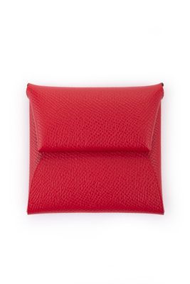 une pochette en cuir rouge munie d'une fermeture à glissière