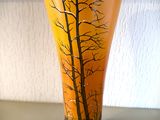 un vase sur lequel figure l'image d'un arbre