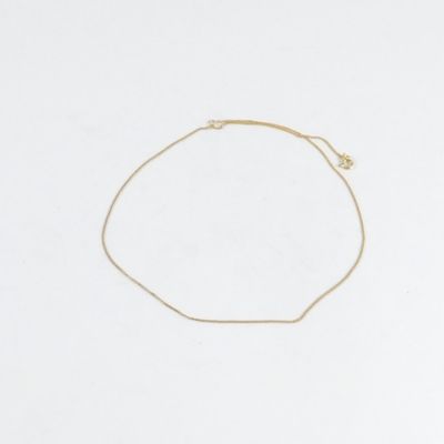 un bracelet en chaîne d'or orné d'un petit diamant