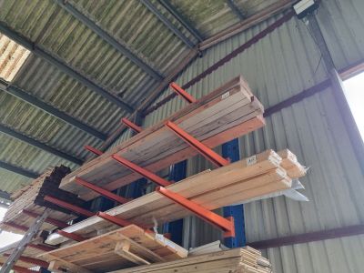 plusieurs morceaux de bois empilés les uns sur les autres dans un entrepôt